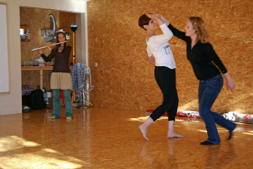  Ukázka hodiny tanečně pohybové terapie (zleva K. Čížková, L. Dercsenyi, I. Zedková). Foto: Soukr. archiv. L.D.